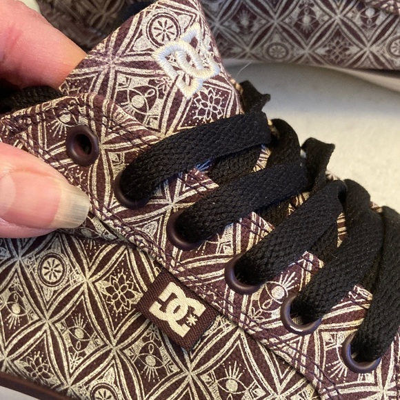 DC Burgundy & Cream Pattern Sneakers with Black Laces - Picture 2 of 8